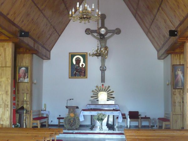 Wnętrze   kościoła  w Uciechowie.