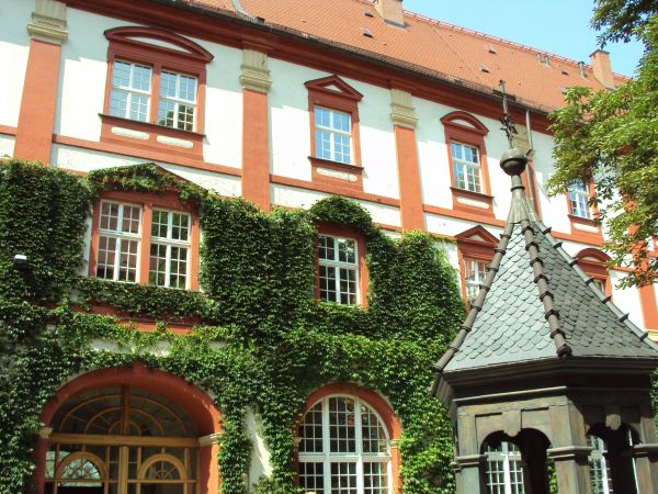 na dziedzińcu wewnętrznym trzeciej co do wielkości biblioteki w Polsce - Zakładu Narodowego im. Ossolińskich, założonej w 1817r. we Lwowie. Znajdują się tu cenn