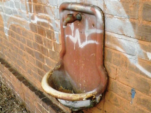 Zabytkowa? umywalka (zlew) na ścianie budynku stacyjnego