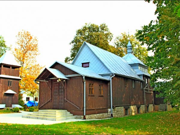 Dawna drewniana cerkiew greckokatolicka pw. Opieki Najświętszej Maryi Panny (od 1979 roku kościół rzymskokatolicki pw. Najświętszego Serca Pana Jezusa), wzniesi