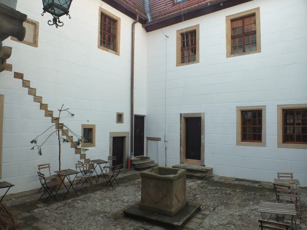 Wewnętrzny dziedziniec - po remoncie pozbawiony zieleni.