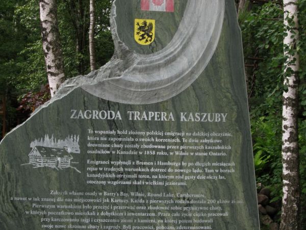 Obelisk przy chacie Trapera Kaszubskiego z Kanady