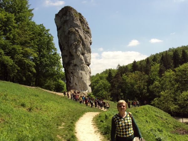 Ojcowski Park Narodowy, utworzony w 1956r.  a w nim Dolina Prądnika, pełen cudów natury - tu: przed Maczugą Herkulesa zwaną również Sokolicą, 18 m  wys.wapienny