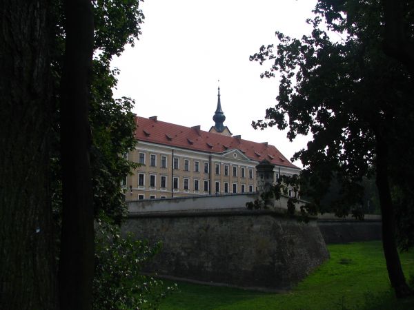 Zamek z murami obronnymi