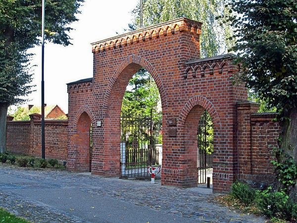 Brama wejściowa na teren kościoła od strony wsi Zblewo