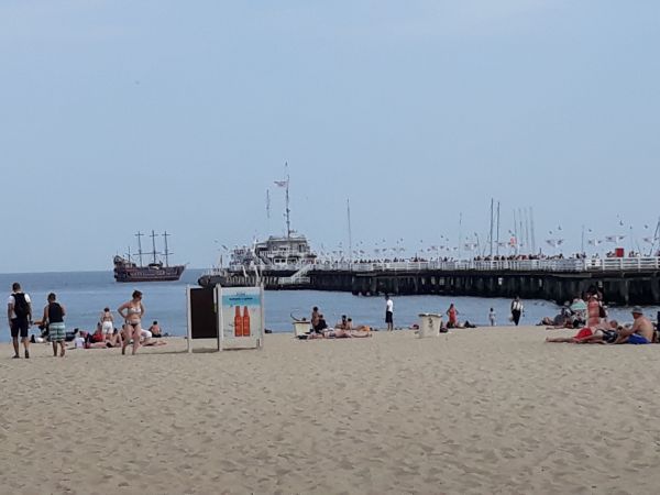 Widok z plaży na molo