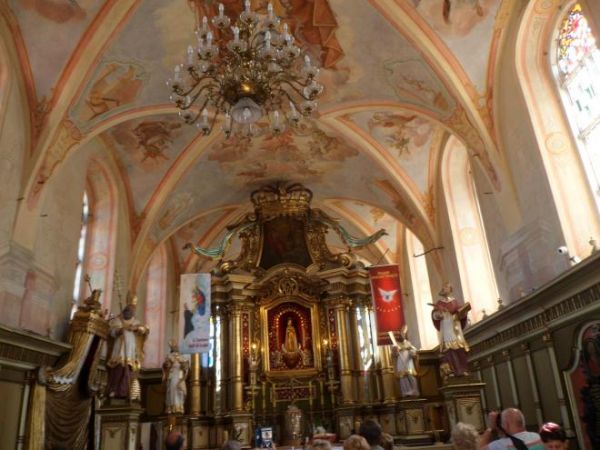 w ołtarzu głównym kościoła klasztornego znajduje się rzeźba Cudownej Figury Matki Bożej Skępskiej, datowana rokiem 1496, rzeźba o wys. 96 cm wykonana z drewna l