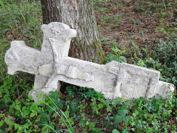 Zabytkowy cmentarz grecko-katolicki w Gorajcu . Na cmentarzu znajduje się kaplica grobowa  rodziny  Brunickich  , właścicieli okolicznych ziem.  Znajduje się na