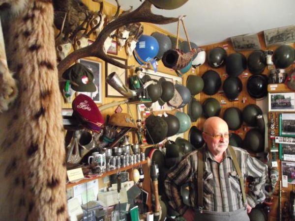 p. Zbigniew Kosakiewicz, emerytowany leśniczy - pośród zbiorów założonego przez siebie muzeum.