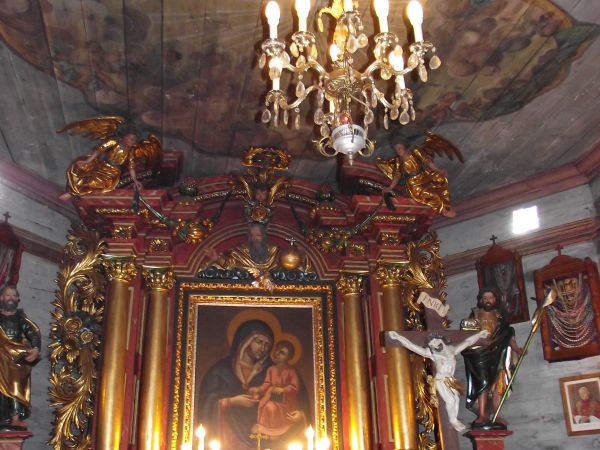 ołtarz główny z obrazem Matki Boskiej z Dzieciątkiem podającym jabłko Maryi, nad prezbiterium polichromia iluzjonistyczna - czterolistny medalion z chmurami, pr