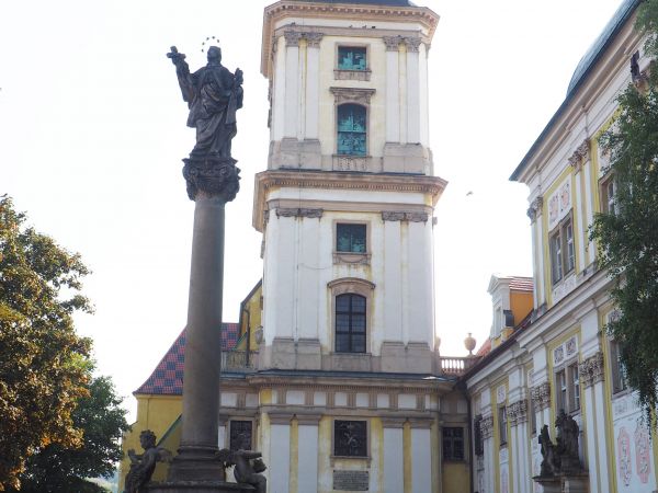 przed wejściem głównym do kościoła pw. św. Bartłomieja i Najświętszej Marii Panny jest najstarszym sanktuarium na Śląsku i jedną z ważniejszych nekropolii Piast