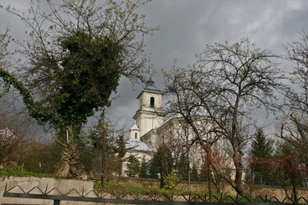 kościół pw. św. Wawrzyńca - parafialny, późnobarokowy, kamienny, ufundował go w 1780r. Józef Ossoliński z Tęczyna, wojewoda wołyński, którego prochy spoczywają