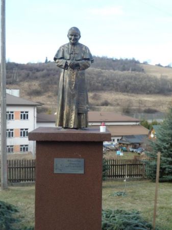 pomnik papieski - przy kościele, przekazanym wiernym w 1971r. - wcześniej to cerkiew była.