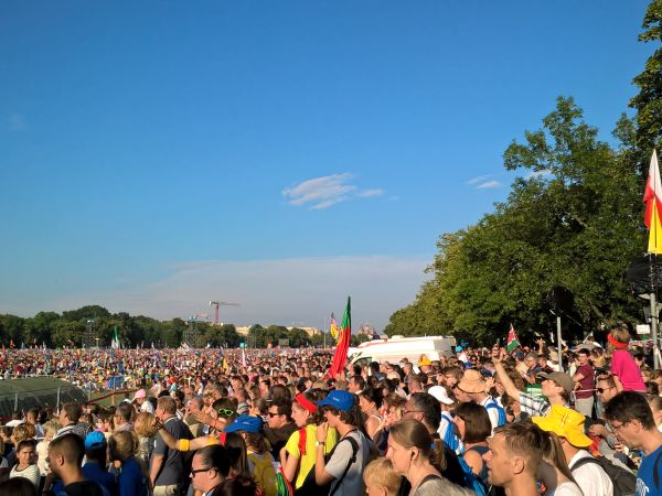 Krakowskie Błonia i prawie wszystkie nacje  ,nie widziałem tylko Eskimosów  :-)