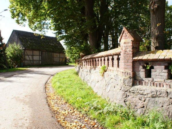 Kościelny mur.  Karcino - wrzesień 2010