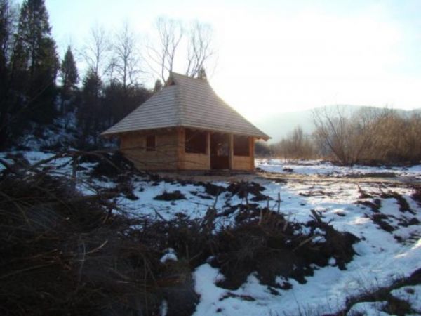 tu karczma stała, Żyd Gonsel Nosele ją prowadził! - no i już jakaś namiastka - zima 2013/14 - może ?...  a hen: góra Ryczywół - 728m npm, a w prawo góra Wisiel,