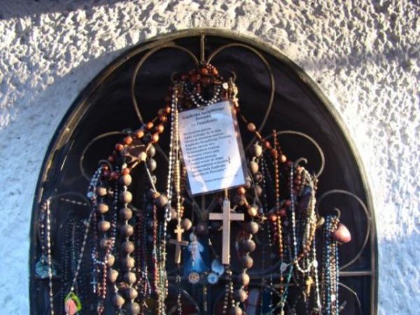 Kapliczka Szczęśliwego Powrotu - słowo zobrazowania: jadąc z Cisnej do Wetliny - za Dołżycą w m. Krywe w lewo skręcamy na m. Buk i do m. Terka i m. Polanki obok