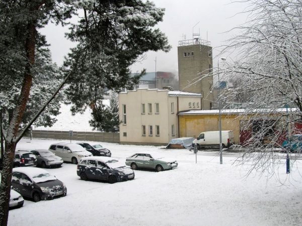 Zimowa sceneria terenu przy ulicy Mickiewicza, nad rzeką Wdą, oraz przy budynku Urzędu Miejskiego.