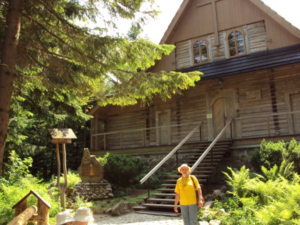 przed jednym z obiektów Zgromadzenia Sióstr Albertynek na Kalatówkach. Pustelnia św. Brata Alberta z kaplicą św. Krzyża, zbudowana w latach 1895-1898 wg szkicu