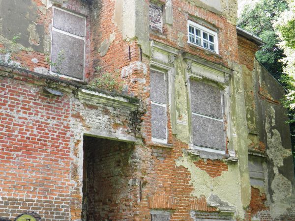 Stary park i dworek szlachecki. Nie zamieszkały i zaniedbany . Na szczęście władze Gminy zabezpieczyły budowlę nowymi dachami i rynnami oraz dobrym zabezpieczen