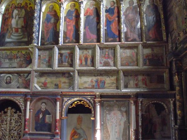 ikonostas - na prawo od carskich wrót, pośrodku zdjęcia - diakońskie wrota.