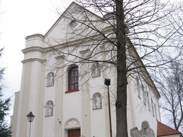 na zboczu wzgórza kościelnego: Pieta - figura Matki Boskiej Bolesnej /współczesne/. Wspomnieć należy, że 28.06.1951r. proboszczem parafii w Tyrawie Wołoskiej zo
