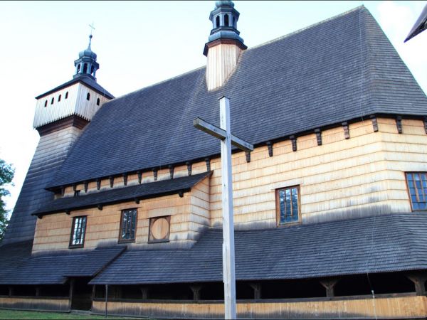 Kościół Wniebowzięcia NMP i św. Michała Archanioła . Na  liście światowego dziedzictwa UNESCO . Kościół w Haczowie jest największym gotyckim drewnianym kościołe