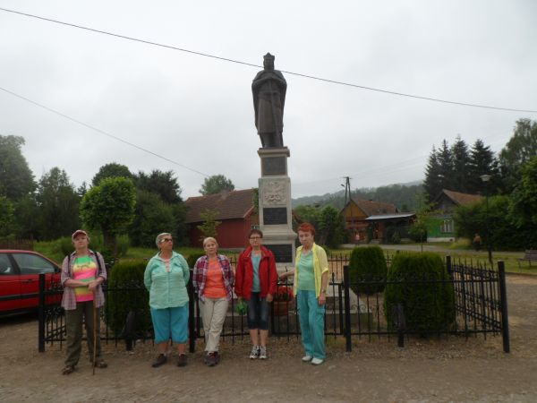 przy pomniku króla Władysława Jagiełły - na rynku miasteczka.