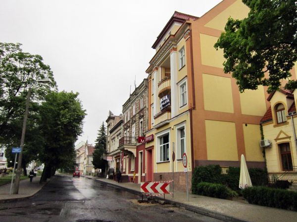 Ketrzyn-zabytkowe przedwojenne kamienice przy Placu Piłsudskiego,2012-06-11,fot. Rychu