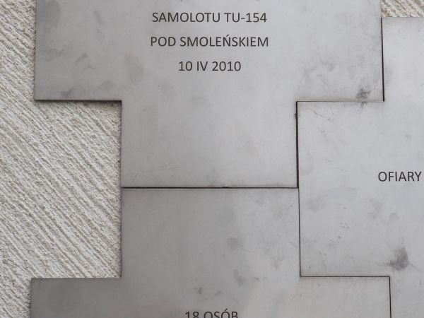 na murach Pomnika Ofiar Wypadków Drogowych i Przestępstw - tablice na wspomnienie ofiar.