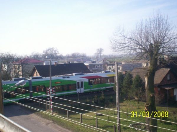 Szynobus na przejeździe kolejowym. Ulica Lipowa.