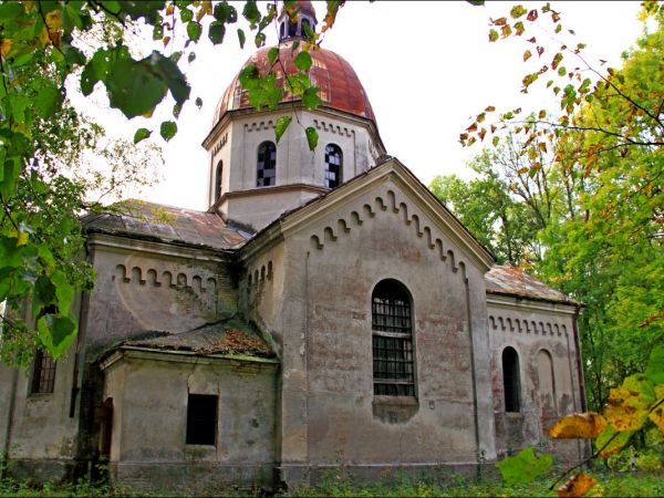Murowana cerkiew p.w. Opieki NMP . Zbudowana w 1913 r. Wewnątrz cenna polichromia. W latach 1947-71 - magazyn. Obecnie opuszczona i zaniedbana.