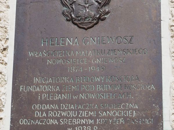 tablica z epitafium a na niej kartusz herbowy - na murach kościelnych.