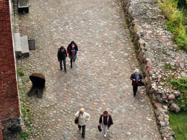 Turyści udający się na zwiedzanie reszelskiego zamku.