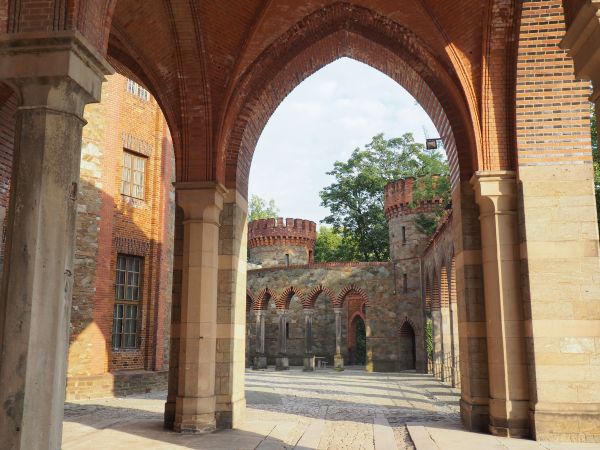 hala podjazdu - tu fragment początkowy, podjeżdżano powozami, karetami ale i samochodami - tu nie padał deszcz, śnieg, buciki nie mogły zamoknąć itp.