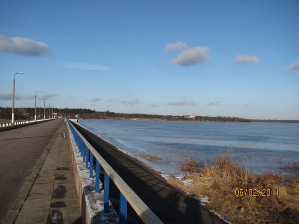 Zalew Siemianowka w okowach lodu. Raj dla wedkarzy i milosnikow odpoczynku na lonie przyrody.