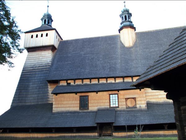 Kościół Wniebowzięcia NMP i św. Michała Archanioła . Na  liście światowego dziedzictwa UNESCO . Kościół w Haczowie jest największym gotyckim drewnianym kościołe