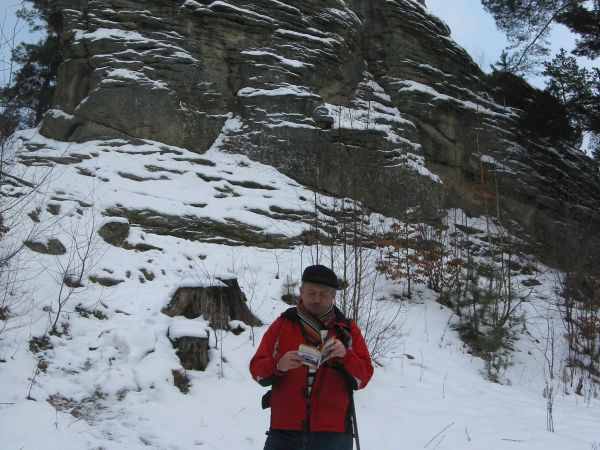 "Kamień Leski" - zwieńczony krzyżem. Ze skałą związanych jest wiele legend, trzeba je poznać, innym udostępnić, przekazać.