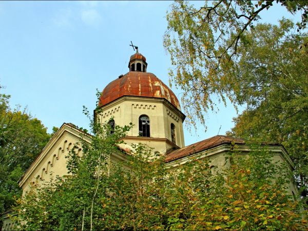 Murowana cerkiew p.w. Opieki NMP . Zbudowana w 1913 r. Wewnątrz cenna polichromia. W latach 1947-71 - magazyn. Obecnie opuszczona i zaniedbana.
