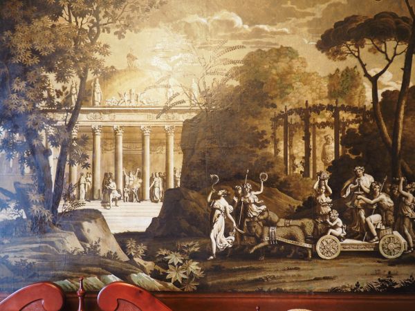 antyczne sceny przedstawia tapeta w sypialni pani hr. Marii Walewskiej - lwy zaprzężone do rydwanu, herosi, boginki...