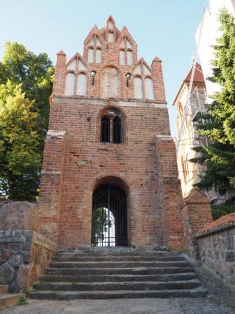 brama - dzwonnica, z końca XV wieku - iluż pątników i pielgrzymów tędy do sanktuarium zmierzało...