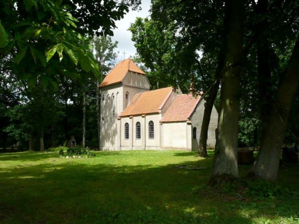 Mało jest, tak pięknie położonych kościołów, jak nasz w Wieszynie