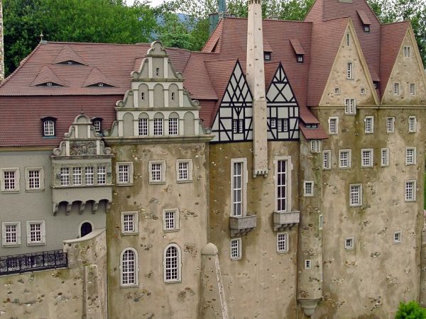 KOWARY - Park Miniatur Zabytków Dolnego Śląska - Zamek Czocha położony jest na granitowym wzgórzu w dolinie rzeki Kwisy, i wzniesiony został w XIII wieku z inic