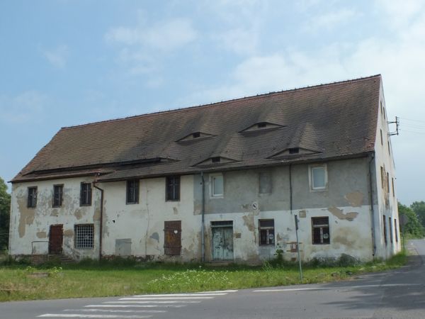 Budynek z 'powiekami" - dawny zajazd