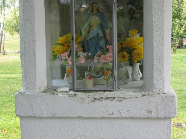 kapliczka przydrożna / przydomowa - na przysiółku Mroczkówki.