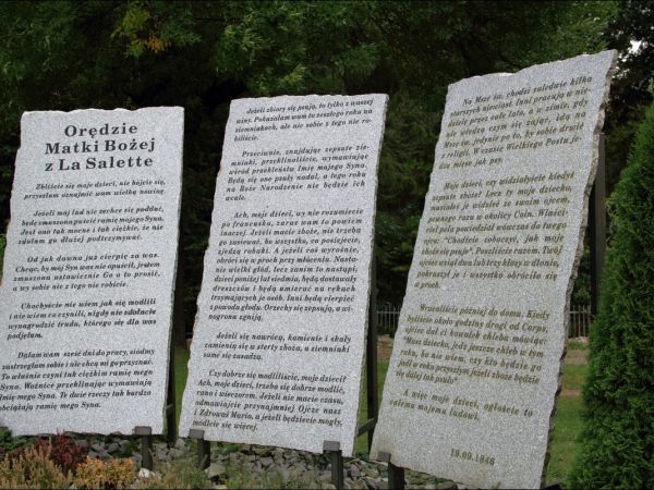 Klasztor Saletynów i Sanktuarium Matki Bożej z La Salette - Płaczącej  w Dębowcu  .  W kościele ukoronowana jest Matka Boża Saletyńska, która spełnia prośby lud
