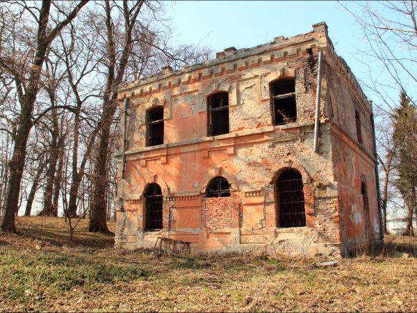 Pałacyk z początku XIX wieku  projektu architekta Chrystiana Piotra Aignera. Należał do Terleckich a następnie do Drohojowskich . Wokół niego duży , zdziczały p