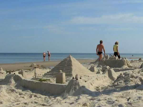 Na plaży surowca dla budowniczych piramid, zamków, pałaców nie zabraknie.