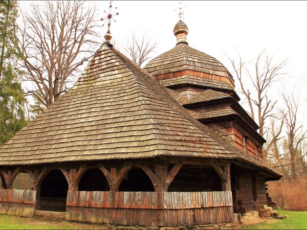 Drewniana cerkiew p.w. Wniebowstąpienia Pańskiego z 1659 r., usytuowana na wzgórzu Dębnik - Dubnyk (344 m n.p.m.), wznoszącym się ponad doliną Sanu.