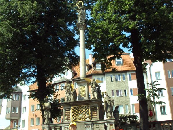 XVIII - wieczna kolumna wotywna Najświętszej Maryi Panny, ubogacona figurami świętych kościoła katolickiego.